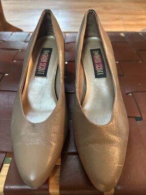 Women’s Nude Leather Pointed-Toe Pumps